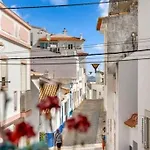 Charming 3 Level House In Center Great Balcony Views And Near
