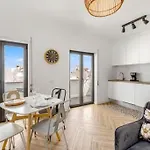 Charming 3 Level House In Center Great Balcony Views And Near