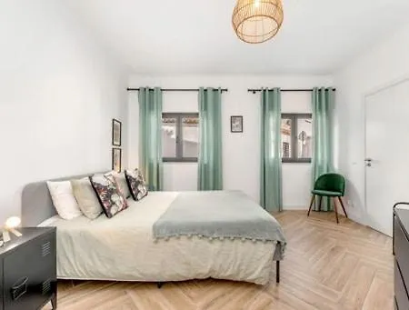 Charming 3 Level House In Center Great Balcony Views And Near * Lagos