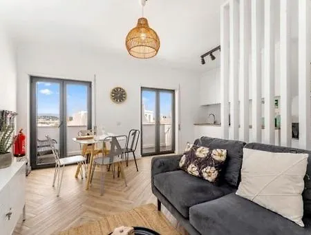 Charming 3 Level House In Center Great Balcony Views And Near Lagos