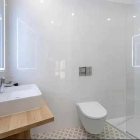 Charming 3 Level House In Center Great Balcony Views And Near