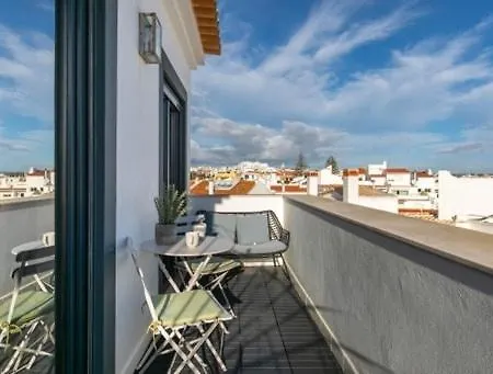 Charming 3 Level House In Center Great Balcony Views And Near Lagos