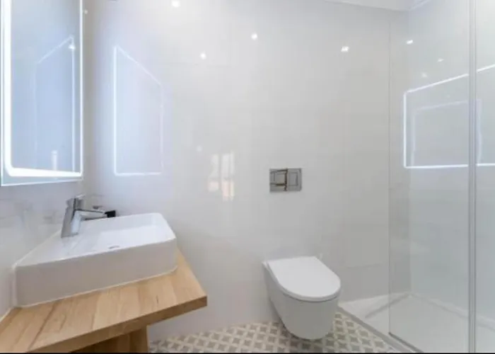 Charming 3 Level House In Center Great Balcony Views And Near