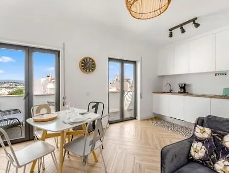 Charming 3 Level House In Center Great Balcony Views And Near
