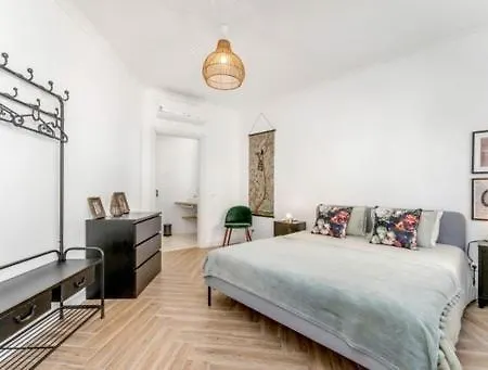 Charming 3 Level House In Center Great Balcony Views And Near