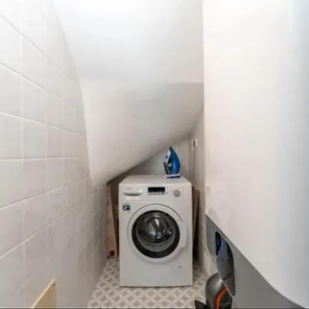 Charming 3 Level House In Center Great Balcony Views And Near Lagos