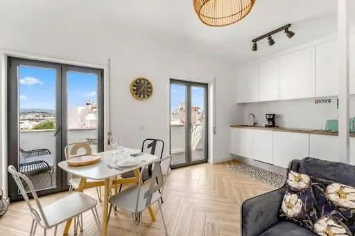 Charming 3 Level House In Center Great Balcony Views And Near