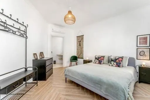 Charming 3 Level House In Center Great Balcony Views And Near