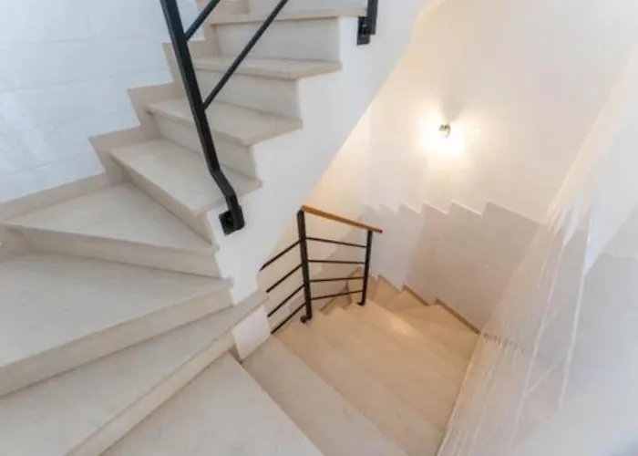 Casa vacanze Charming 3 Level House In Center Great Balcony Views And Near